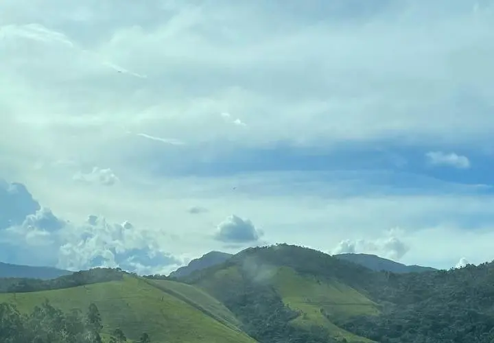 Pastagens e serras da Mantiqueira na Fazenda Neuchatel, com gado ao longe