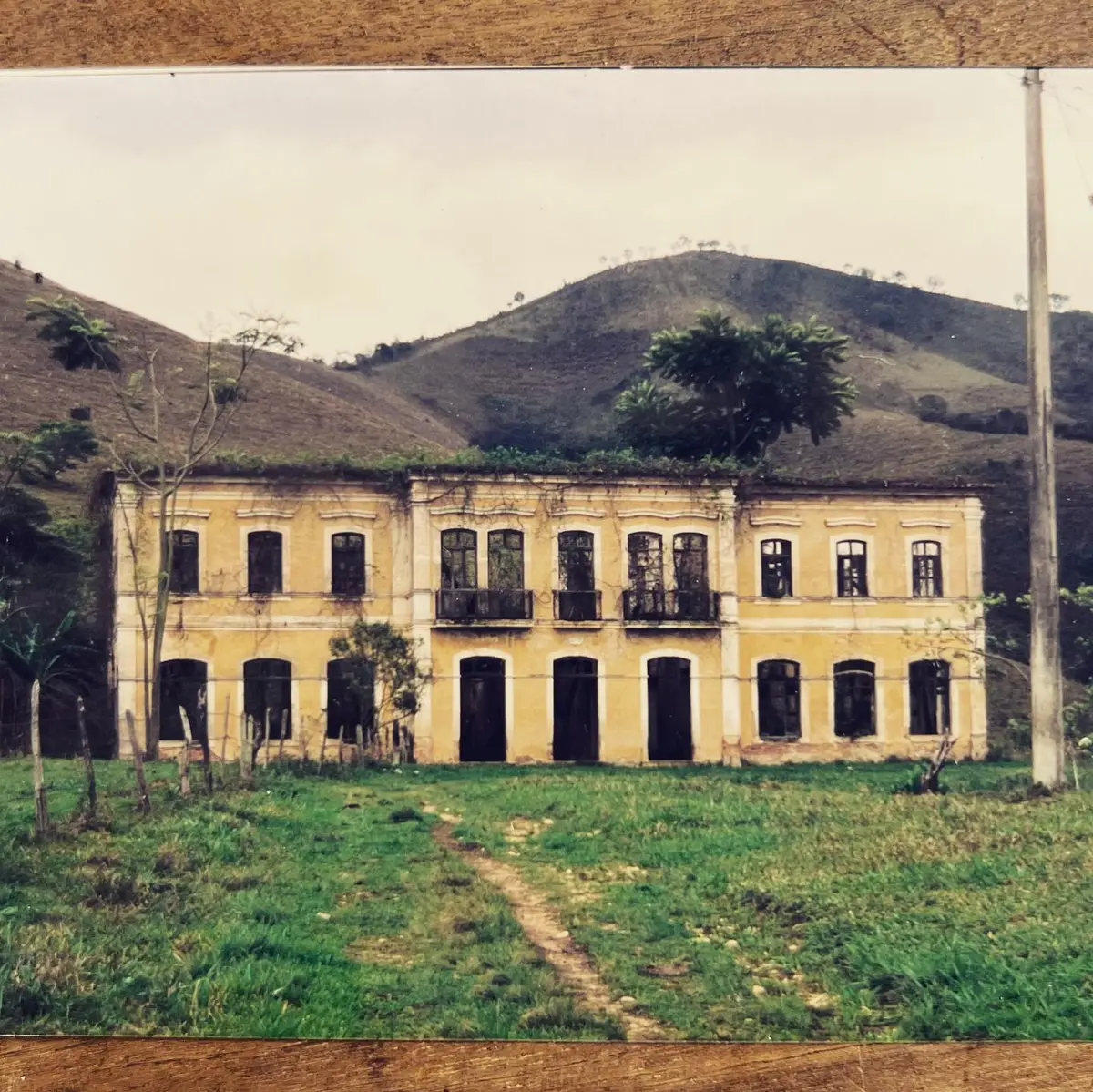 Historic record of the Fazenda Neuchatel manor in ruins, before the Fênix Project