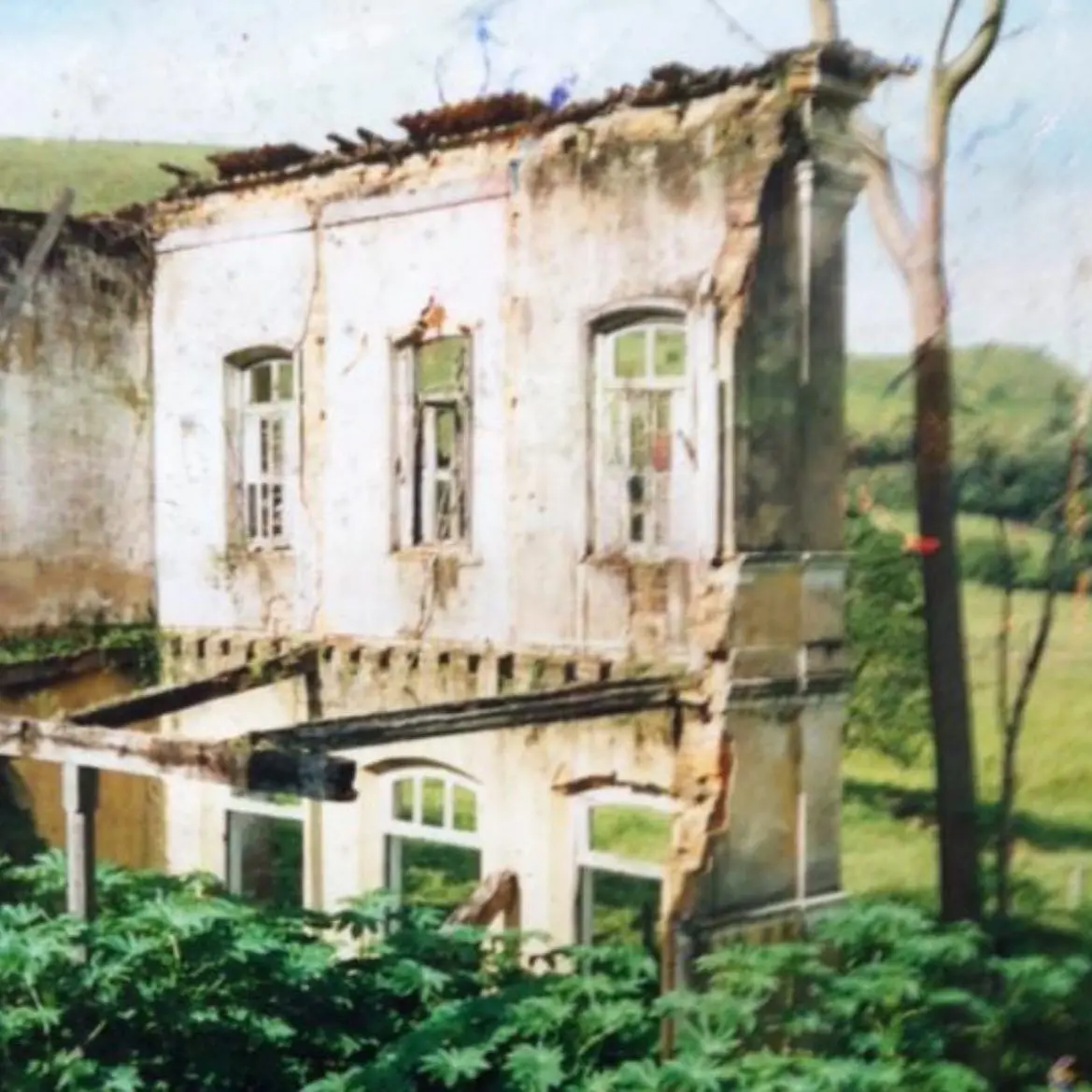 Registro do casarão da Fazenda Neuchatel ainda em ruínas, antes do restauro do Projeto Fênix